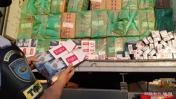 divulgação PM Rodoviária - Os cigarros estavam no compartimento de carga do caminhão