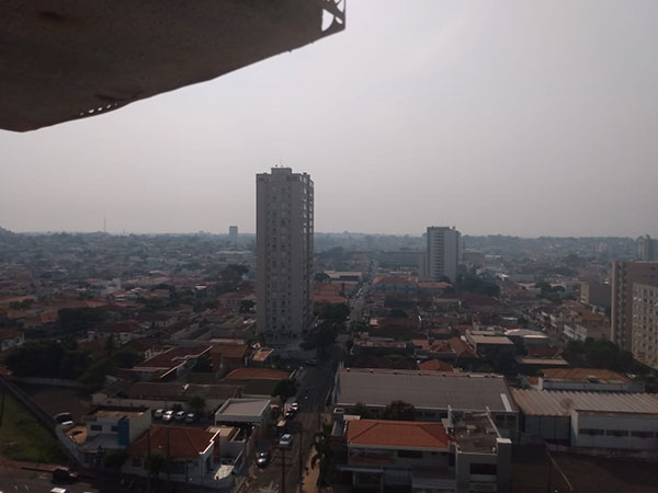 Edson Santos - A fumaça pode ser vista por toda a cidade, desde a manhã desta segunda-feira