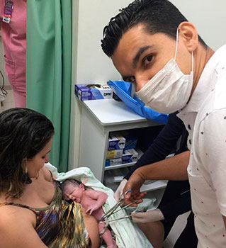 Divulgação - Saulo cortou o cordão umbilical do filho após parto em Bauru — Foto: Saulo dos Santos Vitale/Arquivo pessoal