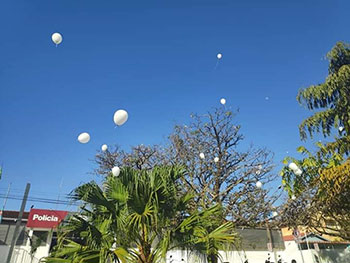 divulgação - Balões brancos foram solto com mensagens de carinho