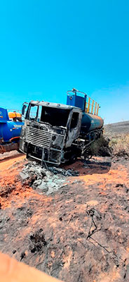 Divulgação - Caminhão pipa da usina Zilor ficou totalmente destruído no combate ao fogo
