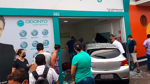 Divulgação - Motorista invade calçada, atropela mulher e quebra porta de clínica em Paraguaçu Paulista — Foto: Manoel Moreno/i7 Notícias
