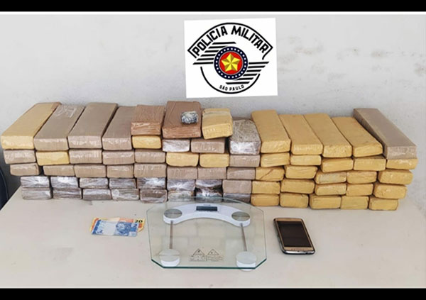 Divulgação PM - Além do tijolo de maconha que o suspeito levava na cintura, policiais acharam outros 67 tabletes da droga em sua residência