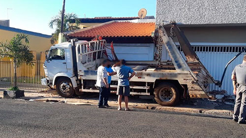 Divulgação - Caminhão bateu em duas casas