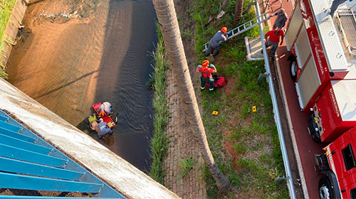 Divulgação - Bombeiros resgataram cadeirante ainda com vida de rio em Bauru; homem não resistiu aos ferimentos — Foto: Alisson Negrini/TV TEM