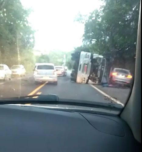 divulgação - Carro se chocou contra caminhão
