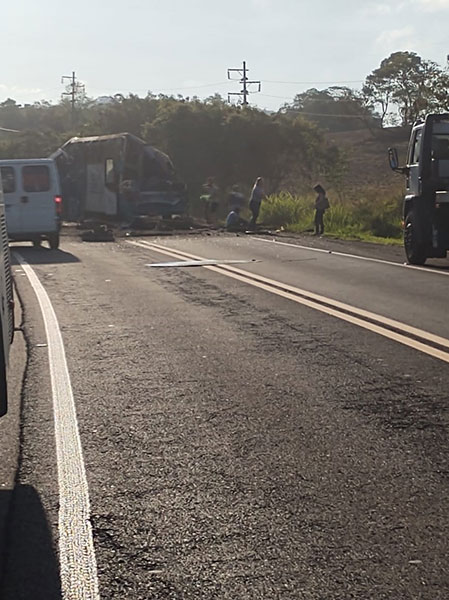 divulgação - Acidente provoca mortes em rodovia entre Taguaí e Taquarituba (SP)