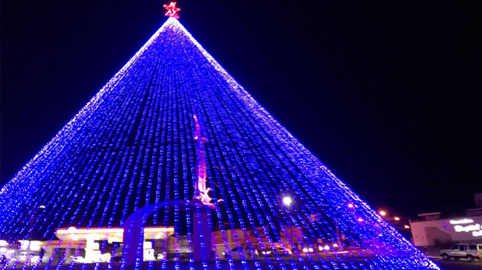Árvore de Natal decora rotatória do São Francisco de Assis