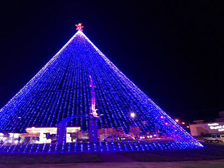 Árvore de Natal decora rotatória do São Francisco de Assis