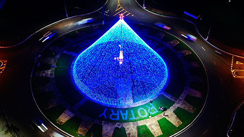 Árvore de Natal de 21 metros é inaugurada em Assis
