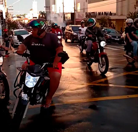 Divulgação - Dezenas de motociclistas subiram a Avenida Rui Barbosa buzinando