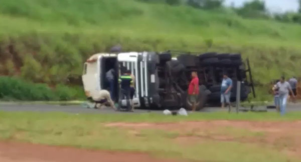 divulgação - Caminhão tomba e espalha carga em rodovia de Paraguaçu Paulista