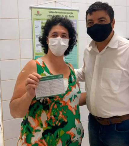 Divulgação - Técnica de enfermagem Leonice foi a primeira moradora de Cândido Mota a ser vacinada