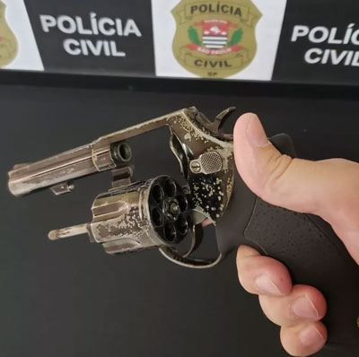 Divulgação - Polícia aprendeu mais uma arma que pode ter sido usada no crime: vítima tinha perfurações de dois tipos de caibre - Foto: Polícia Civil/Divulgação