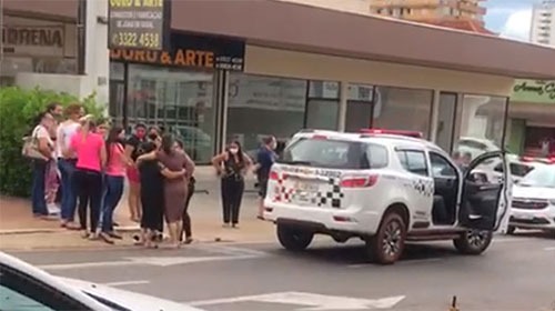 Divulgação - Após correr alguns quarteirões a idosa caiu e desmaiou no meio da calçada