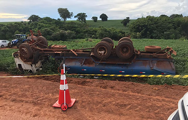 divulgação - Caminhão-pipa tomba e mata duas crianças na zona rural de Salto Grande