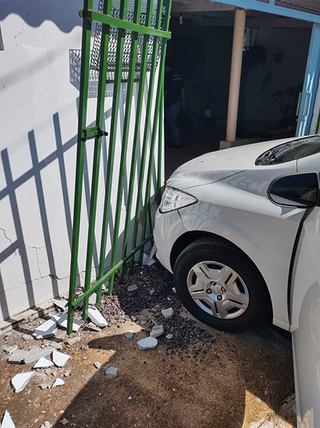 Divulgação PM - Assaltantes bateram com o carro da vítima no portão da casa