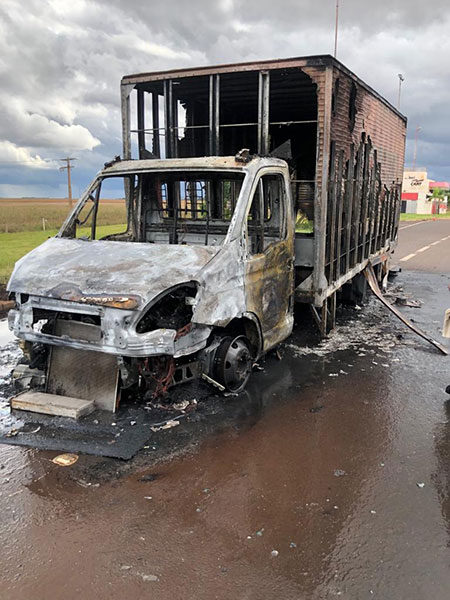 divulgação - O caminhão foi completamente consumido pelo fogo