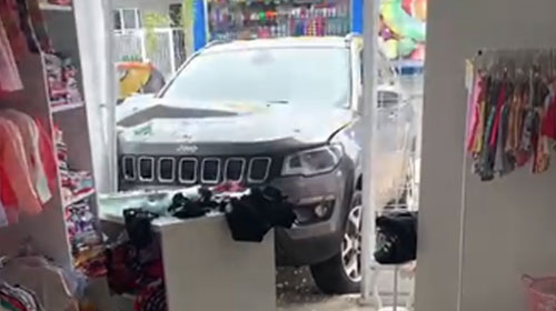 Divulgação - No impacto o carro destruiu a vitrine da loja