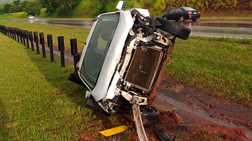 Divulgação - Veículo colidiu com proteção lateral da estrada