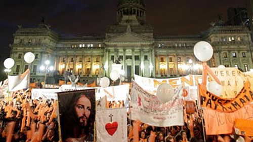 Divulgação Internet - Imagem de 2016 mostra grupos católicos contra o casamento gay em frente ao prédio do Congresso, em Buenos Aires — Foto: AP