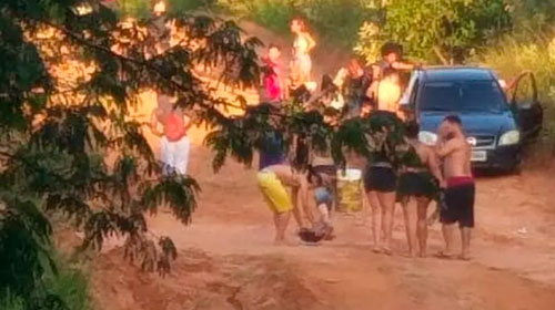 Divulgação - Cerca de 50 pessoas foram flagradas em cachoeira em Tupã (SP) neste domingo (14) — Foto: Joãozinho 30/ Arquivo pessoal