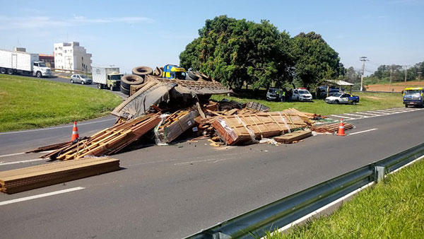 divulgação - Caminhão que transportava madeira tombou na manhã desta quarta-feira (24) em rodovia de Marília (SP)