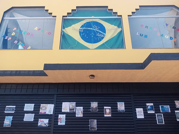 divulgação - Uma bandeira do Brasil com mensagens de esperança também foi colocada