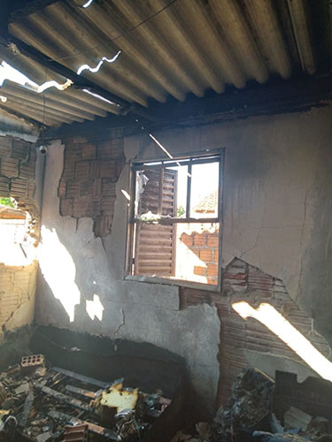 Divulgação - Motorista de aplicativo tem casa destruída por incêndio e pede ajuda para reconstruí-la / Imagens: Arquivo Pessoal Fabiano