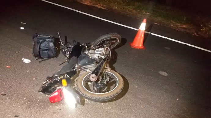 Divulgação - Vítima conduzia uma motocicleta e, por motivos a serem apurados, bateu na traseira de um caminhão — Foto: Polícia Rodoviária
