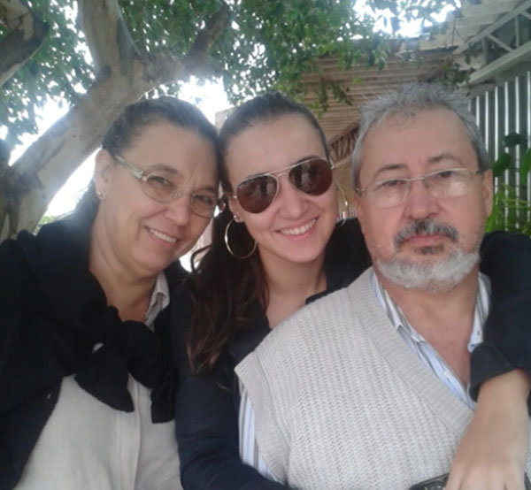 Foto: José Augusto/Arquivo pessoal - Maria Flávia Camoleze, que morreu em acidente em Assis, e os pais — Foto: José Augusto/Arquivo pessoal