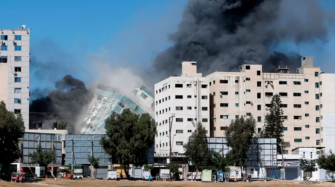 Divulgação - Torre em Gaza que abriga AP e Al Jazeera desmorona após ataque de míssil na cidade de Gaza, em 15 de maio de 2021 — Foto: Mohammed Salem/Reuters