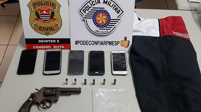 Divulgação - Foram apreendidos uma arma de fogo, aparelhos celulares e drogas ilícitas - Foto: Polícia Civil