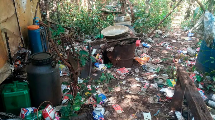 Divulgação - Polícia registra caso de maus tratos após resgatar idoso trancado em trailer tomado por lixo — Foto: Arquivo pessoal