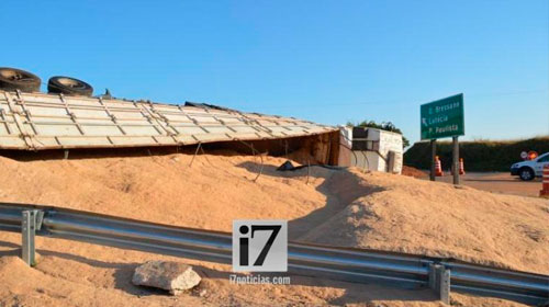 I7 Notícias - Carreta com carga de farelo tomba em rodovia de Marília - Foto: I7 Notícias