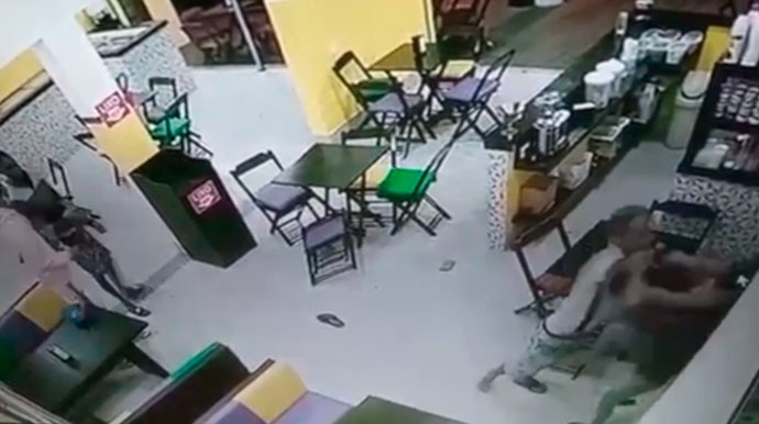 Divulgação - Imagens registraram momento em que homem joga a vítima contra a parede