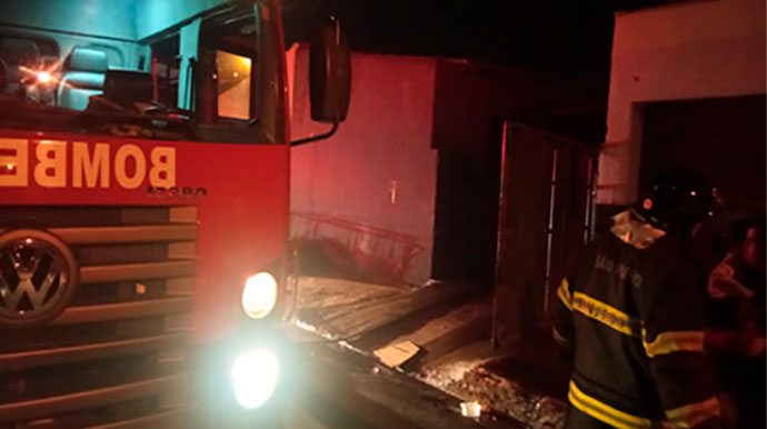 Divulgação - Incêndio destrói cômodo de residência na Vila Progresso em Assis