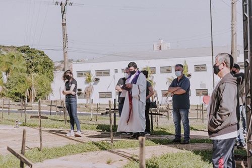 Marcela Cezar / Pinata Fotografia - Um ato ecumênico foi realizado antes da retirada das cruzes em Assis — Foto: Marcela Cezar / Pinata Fotografia