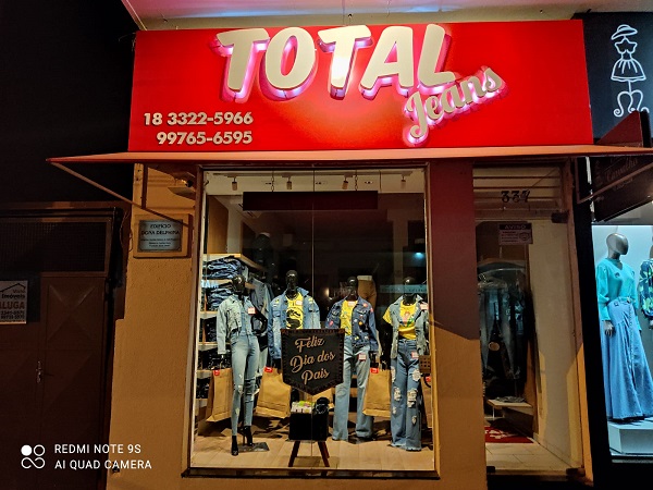 A Total Jeans e Cia está em novo endereço, localizada na Rua Floriano Peixoto, 337, no centro de Assis