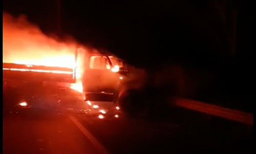 Divulgação - Criminosos atearam fogo em veículos para evitar que policiais cheguem ao local do ataque