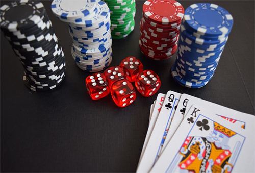 Das regras básicas aos truques mais avançados, nunca foi tão fácil aprender a jogar poker