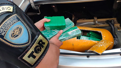 Divulgação - 31 tabletes de maconha são apreendidos escondidos em cilindro de gás de carro -  Foto: Divulgação - Polícia Rodoviária