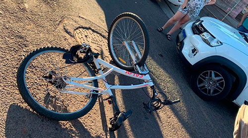 Divulgação - Carro bateu em bicicleta e deixou vítima leve - Foto: Divulgação