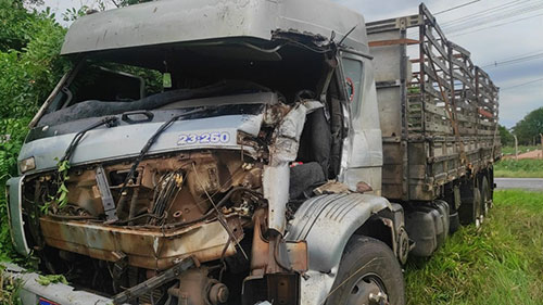 Tupãense Notícias - Caminhão que vinha atrás teve cabine completamente destruída (Foto: Tupãense Notícias /Reprodução)