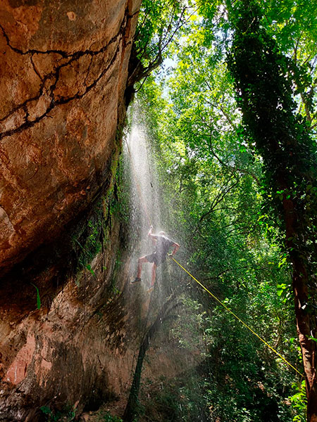 Divulgação - Rapel é uma das atividades que se pode fazer nas cachoeiras de Echaporã - Foto: Camaleão Aventuras