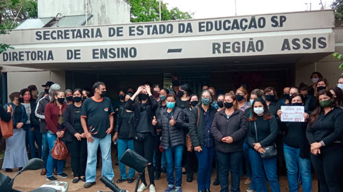 Divulgação - Dezenas de funcionários se reuniram na frente da Diretoria de Ensino de Assis - Foto: Divulgação