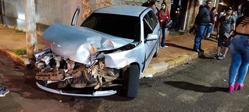 The Brothers/ Divulgação - Carro ficou com a frente bastante danificada após a colisão em Palmital — Foto: The Brothers/ Divulgação