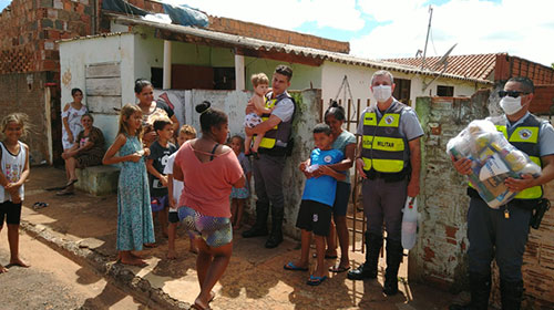 Divulgação - Equipe policial entrega alimentos para crianças em Platina - Foto: Polícia Rodoviária