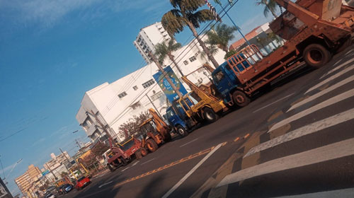 Divulgação - Vários caminhões estacionaram na Prefeitura Municipal - Foto: Divulgação