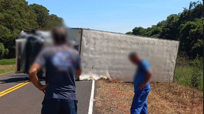 Caminhão tomba entre Assis e Lutécia e vítima é socorrida por populares